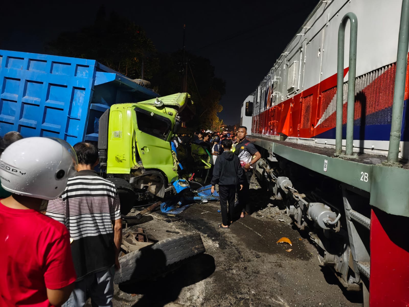 Terobos Perlintasan, Truk Tertemper KA Dhoho di Blitar 7 Terobos Perlintasan, Truk Tertemper KA Dhoho di Blitar