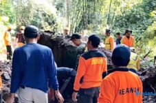 Tebing Setinggi 20 meter Longsor Lumpuhkan Akses Jalan Antar 2 Kecamatan di Magetan