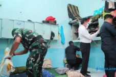 Petugas Gabungan Razia Kamar Warga Binaan Lapas Kelas IIB Ngawi, Temukan Sajam Rakitan