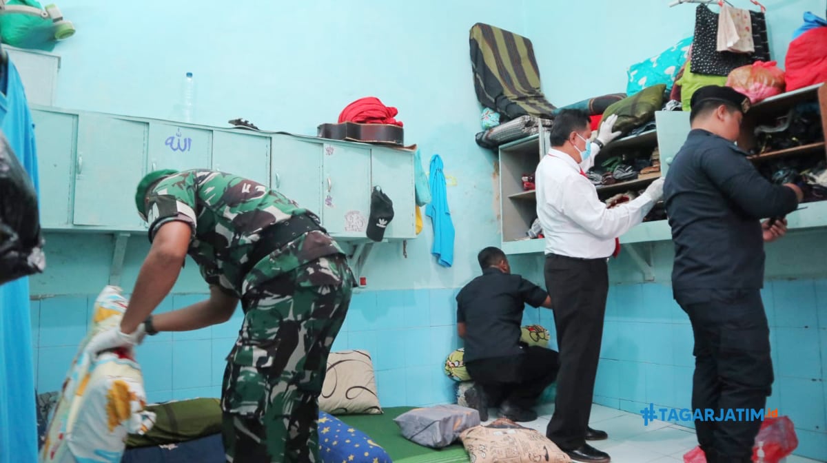 Petugas Gabungan Razia Kamar Warga Binaan Lapas Kelas IIB Ngawi, Temukan Sajam Rakitan