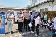 Kartini Masa Kini, Karyawati Magetan Diberi Bekal Keselamatan Berkendara 19 Kartini Masa Kini, Karyawati Magetan Diberi Bekal Keselamatan Berkendara