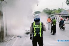Bikin Heboh, Sebuah Motor Sport Terbakar Hebat di Depan Terminal Bunder Gresik 7 Bikin Heboh, Sebuah Motor Sport Terbakar Hebat di Depan Terminal Bunder Gresik