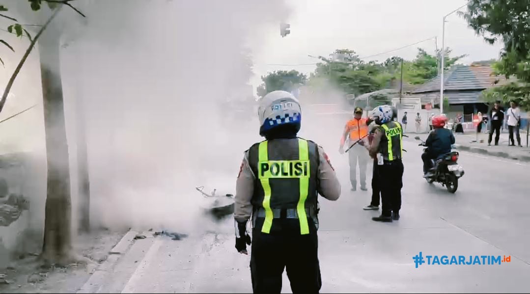 Bikin Heboh, Sebuah Motor Sport Terbakar Hebat di Depan Terminal Bunder Gresik 2 Bikin Heboh, Sebuah Motor Sport Terbakar Hebat di Depan Terminal Bunder Gresik
