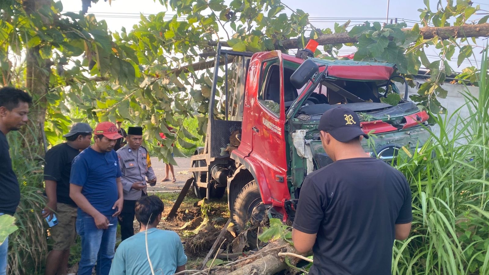 Truk Tangki Tabrak Pohon di Lamongan, Diduga Sopir Kurang Konsentrasi