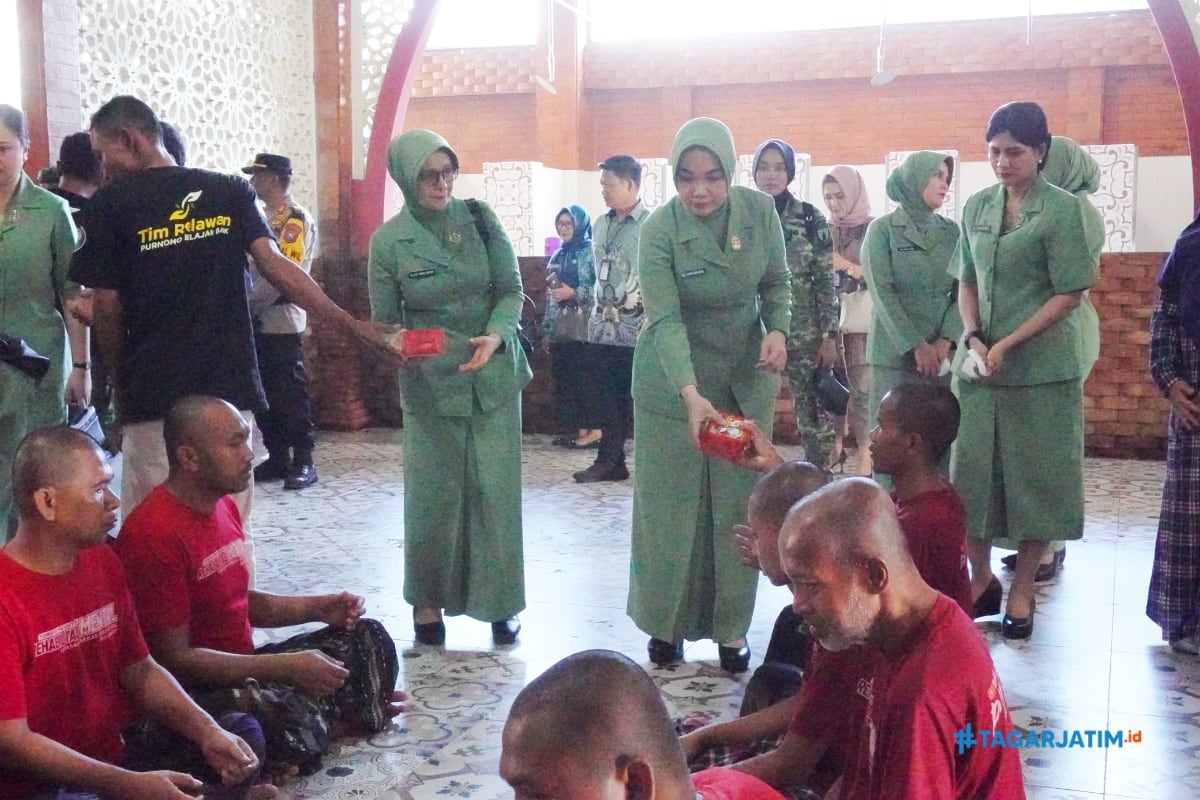 Persit Brawijaya Salurkan 312 Paket Sembako untuk ODGJ di Lamongan