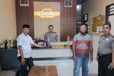 Polres Lamongan Amankan Ratusan Botol Miras Ilegal dan “Es Moni” 17 Polres Lamongan Amankan Ratusan Botol Miras Ilegal dan “Es Moni”