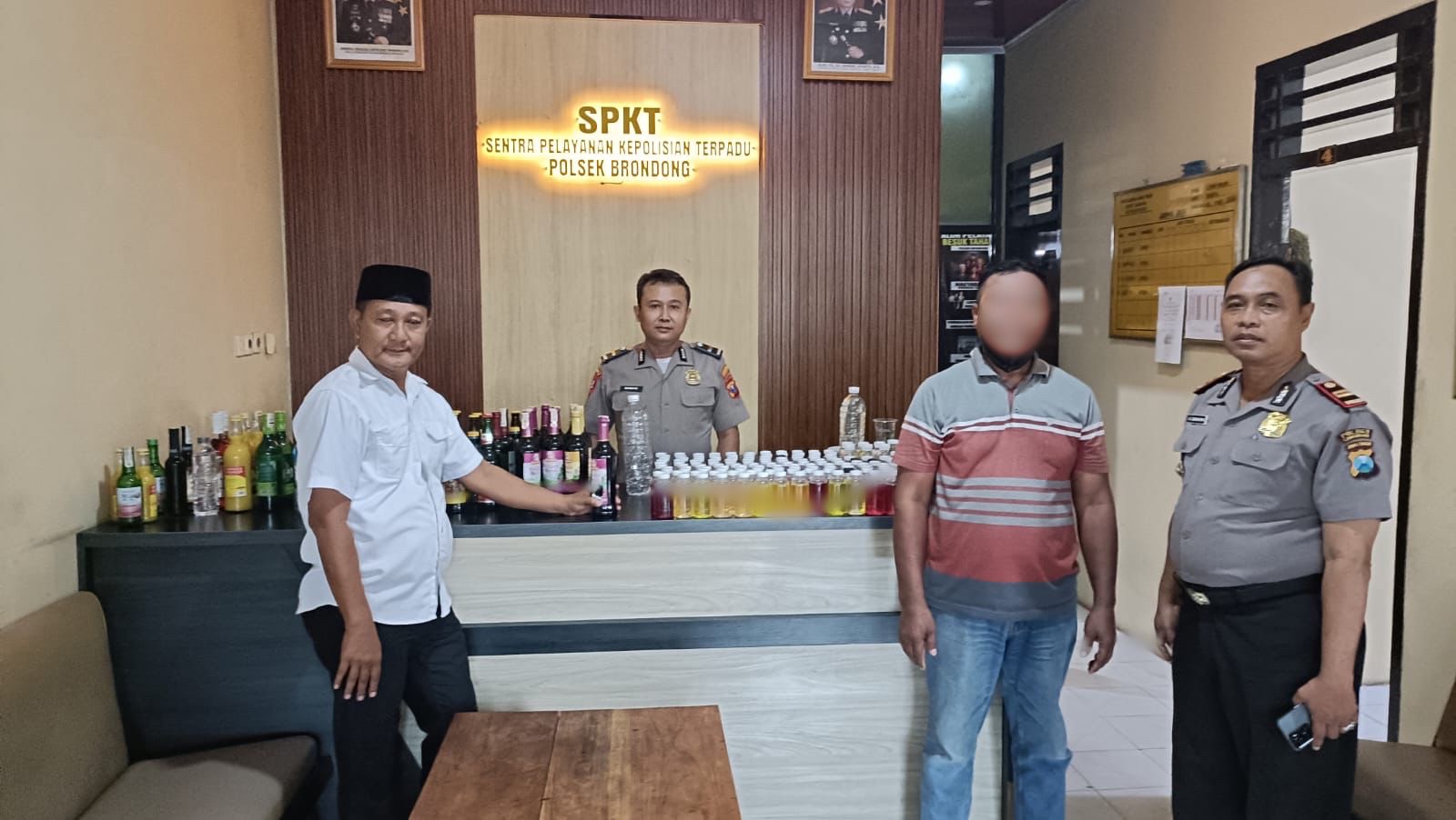 Polres Lamongan Amankan Ratusan Botol Miras Ilegal dan “Es Moni” 12 Polres Lamongan Amankan Ratusan Botol Miras Ilegal dan “Es Moni”