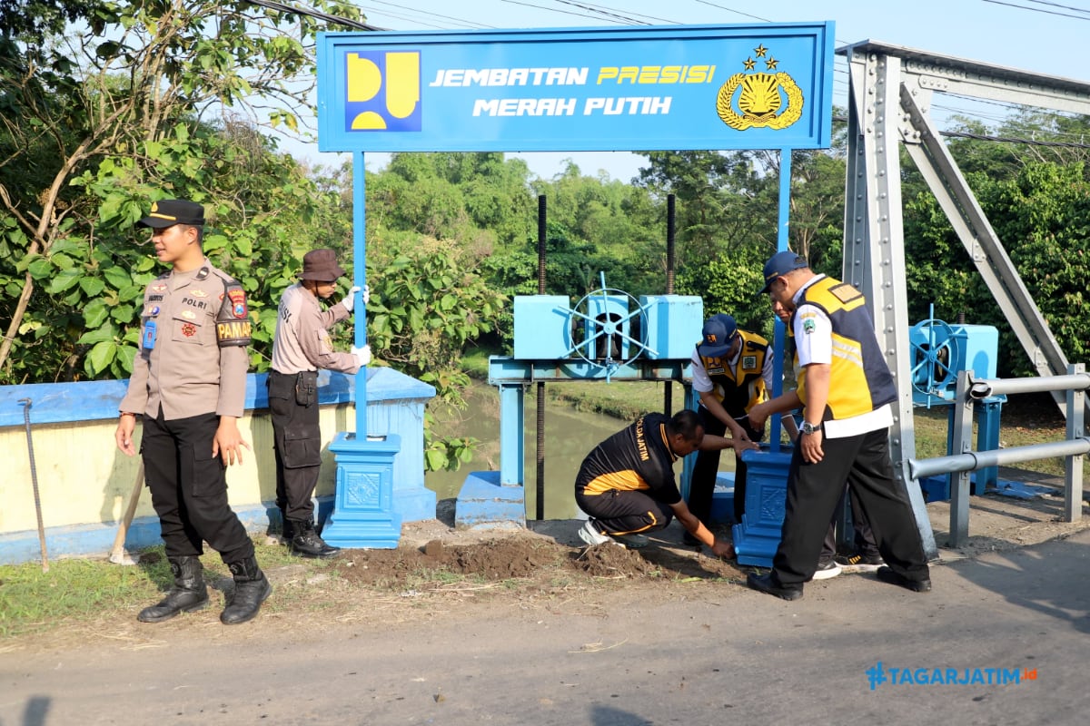 Semangat Kebersamaan, Polres Magetan dan Dinas PU LH Rawat Jembatan Merah Putih