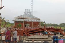 Angin Puting Beliung Robohkan Rumah Warga di Sugio Lamongan 1 Angin Puting Beliung Robohkan Rumah Warga di Sugio Lamongan