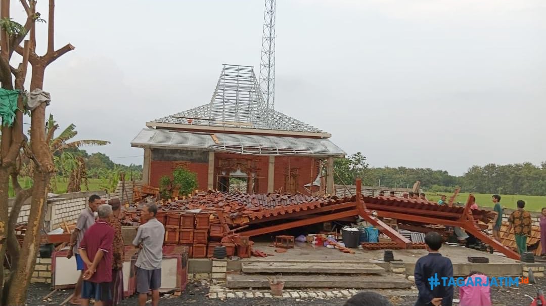 Angin Puting Beliung Robohkan Rumah Warga di Sugio Lamongan 2 Angin Puting Beliung Robohkan Rumah Warga di Sugio Lamongan