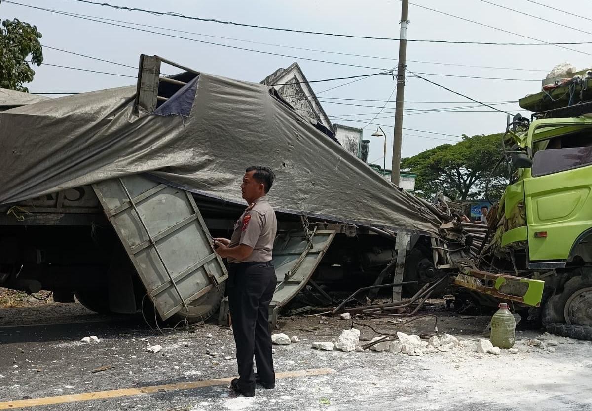 Kecelakaan Maut Adu Banteng Dua Truk di Raya Pantura Bungah Gresik, Satu Korban Meninggal