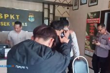 Mabuk, 3 Pelajar SMK di Ngawi Lempari Bus dan Truk Menggunakan Batu 2 Mabuk, 3 Pelajar SMK di Ngawi Lempari Bus dan Truk Menggunakan Batu