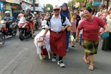 Unik, Ratusan Kambing dan Domba Kurban Berseragam SD Diarak Keliling Kota Sebelum Disembelih 7 Unik, Ratusan Kambing dan Domba Kurban Berseragam SD Diarak Keliling Kota Sebelum Disembelih