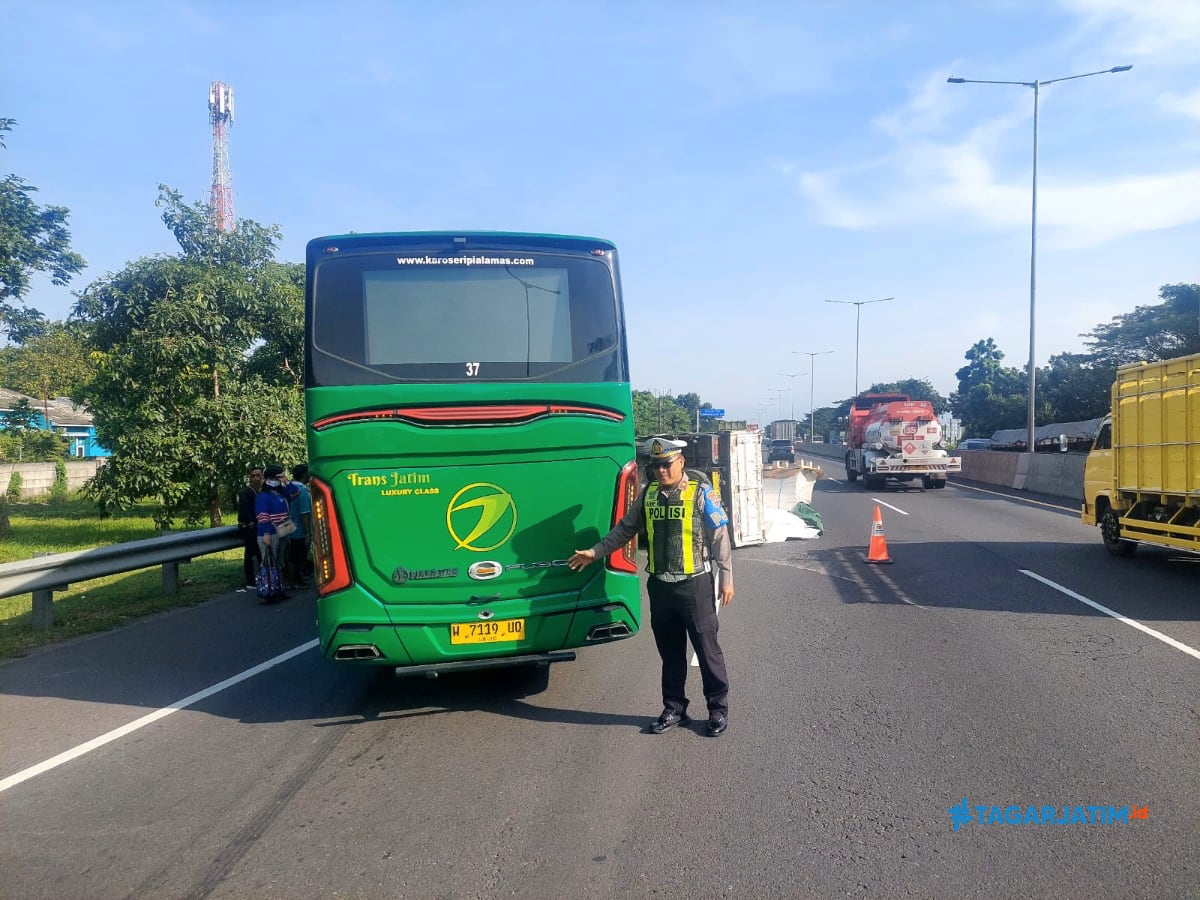 Bus Transjatim Tabrak Truk di KM 748 Tol Waru Sidoarjo