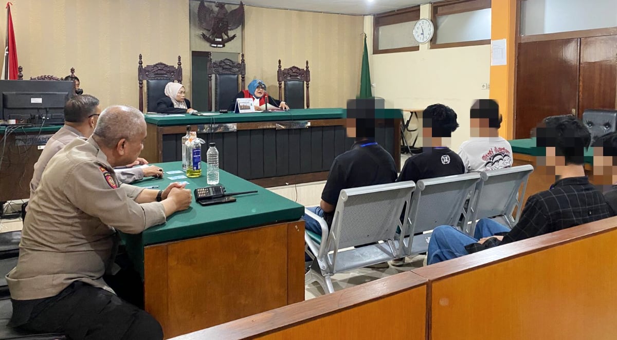 Polresta Malang Kota Dampingi Pelajar Sidang Tipiring Konsumsi Miras 7 Polresta Malang Kota Dampingi Pelajar Sidang Tipiring Konsumsi Miras