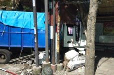 Diduga Mengantuk, Sopir Truk Colt Diesel Tabrak Tiga Rumah di Balongbendo Sidoarjo 5 Diduga Mengantuk, Sopir Truk Colt Diesel Tabrak Tiga Rumah di Balongbendo Sidoarjo