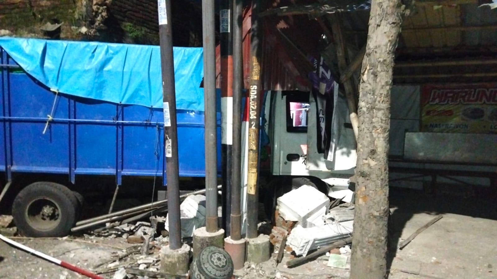 Diduga Mengantuk, Sopir Truk Colt Diesel Tabrak Tiga Rumah di Balongbendo Sidoarjo