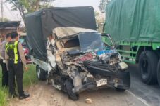 Pickup Tabrak Truk dan Motor di Ngawi, 3 Orang Luka-luka 4 Pickup Tabrak Truk dan Motor di Ngawi, 3 Orang Luka-luka