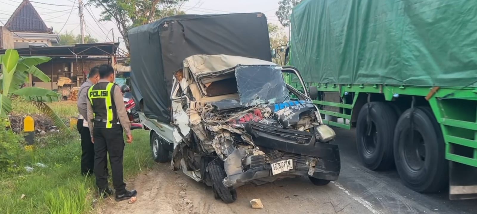 Pickup Tabrak Truk dan Motor di Ngawi, 3 Orang Luka-luka