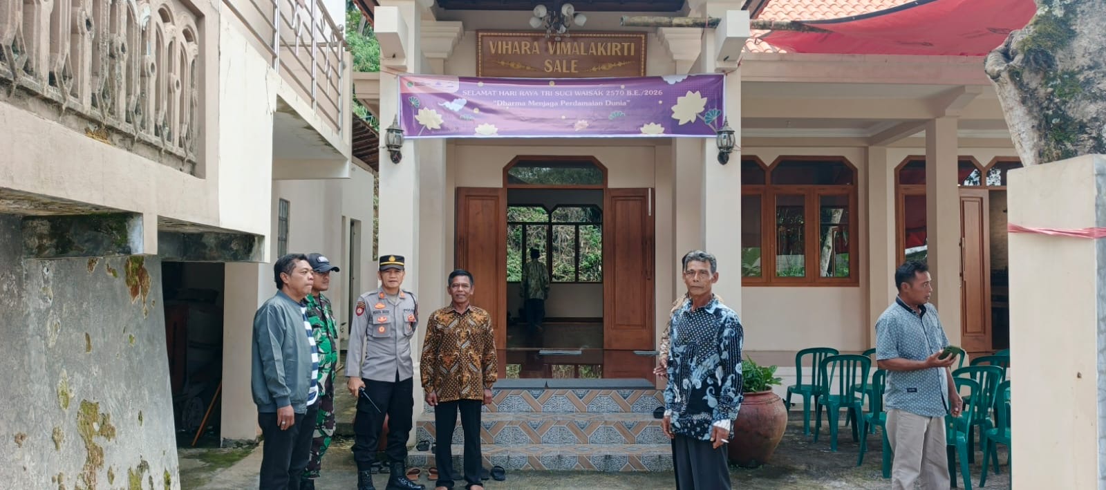Wujud Toleransi dan Kerukunan, Polisi di Magetan Kawal Perayaan Waisak di Vihara Vimalakirti
