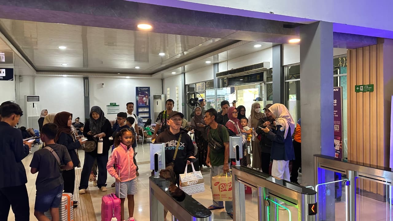 KAI Daop 8 Surabaya Layani Hampir 1 Juta Penumpang Sepanjang April 2026