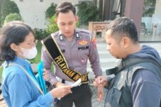 Satlantas Polresta Sidoarjo Siagakan Petugas Pendamping di Samsat guna Percepat Layanan 5 Satlantas Polresta Sidoarjo Siagakan Petugas Pendamping di Samsat guna Percepat Layanan
