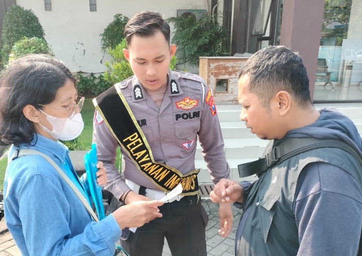 Satlantas Polresta Sidoarjo Siagakan Petugas Pendamping di Samsat guna Percepat Layanan