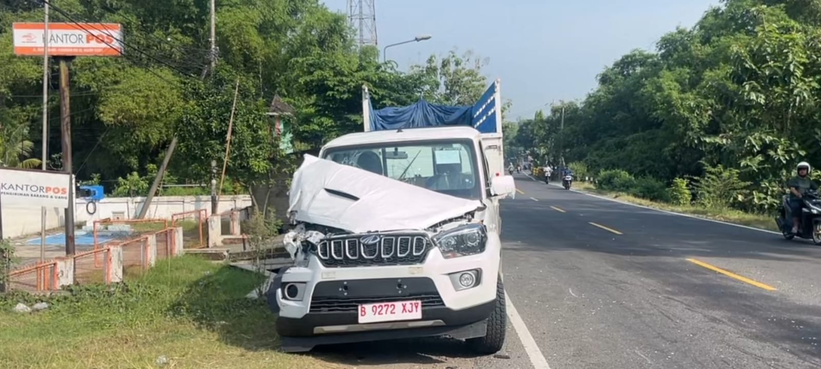 Mobil Pickup Koperasi Merah Putih Tabrak 2 Truk di Jalan Raya Ngawi-Caruban 5 Mobil Pickup Koperasi Merah Putih Tabrak 2 Truk di Jalan Raya Ngawi-Caruban