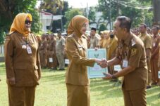 89 PNS Terima Kenaikan Pangkat, Wali Kota Kediri Tekankan Dampak Nyata Tiap Program 4 89 PNS Terima Kenaikan Pangkat, Wali Kota Kediri Tekankan Dampak Nyata Tiap Program