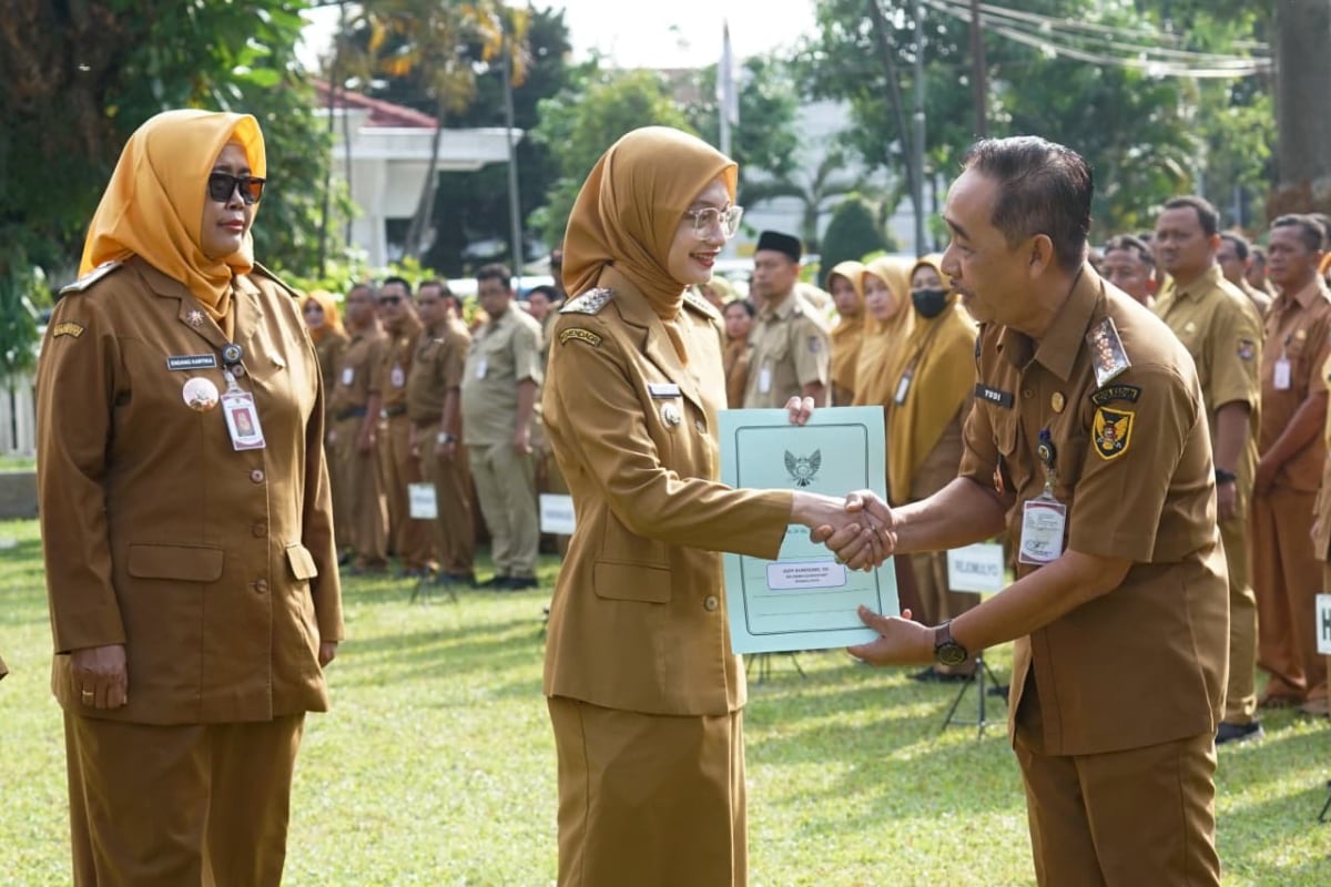 89 PNS Terima Kenaikan Pangkat, Wali Kota Kediri Tekankan Dampak Nyata Tiap Program 13 89 PNS Terima Kenaikan Pangkat, Wali Kota Kediri Tekankan Dampak Nyata Tiap Program