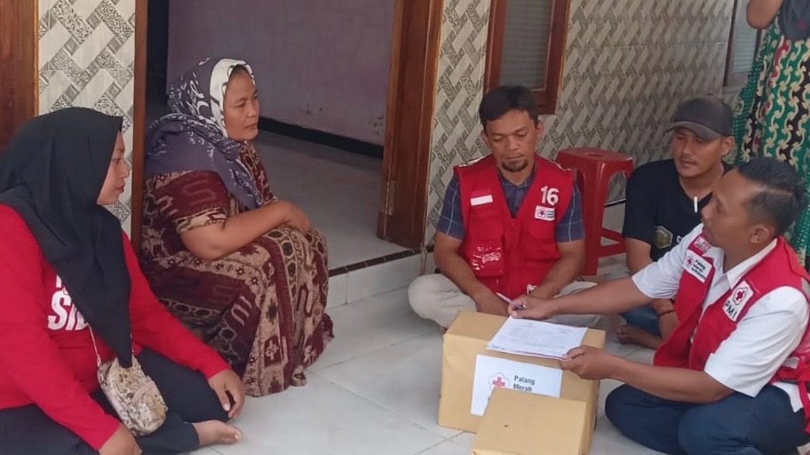 PMI Jember Salurkan Bantuan untuk Korban Rumah Roboh dan Kecelakaan Laut 9 PMI Jember Salurkan Bantuan untuk Korban Rumah Roboh dan Kecelakaan Laut