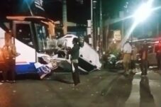Bus Hantam Tiga Kendaraan di Pesanggrahan, Xenia Terguling di Tengah Jalan 10 Bus Hantam Tiga Kendaraan di Pesanggrahan, Xenia Terguling di Tengah Jalan