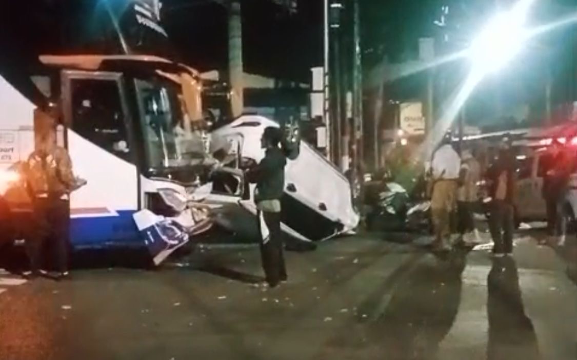 Bus Hantam Tiga Kendaraan di Pesanggrahan, Xenia Terguling di Tengah Jalan