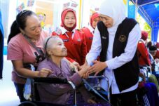 Peringati HLUN 2026, Khofifah Ajak Masyarakat Bahagiakan Lansia dan Jaga Kehormatan Masa Tua 10 Peringati HLUN 2026, Khofifah Ajak Masyarakat Bahagiakan Lansia dan Jaga Kehormatan Masa Tua