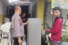Curi Kulkas Paman Sendiri, Seorang Pemuda di Taman Sidoarjo Diamankan Polisi 19 Curi Kulkas Paman Sendiri, Seorang Pemuda di Taman Sidoarjo Diamankan Polisi