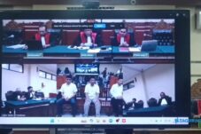 Hakim Vonis Bersalah Tiga Eks Kades Kediri dalam Kasus Rekayasa Rekrutmen Perangkat Desa 15 Hakim Vonis Bersalah Tiga Eks Kades Kediri dalam Kasus Rekayasa Rekrutmen Perangkat Desa