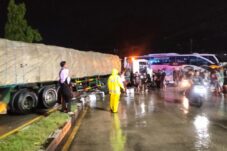 Truk Tronton Oleng di Jalur Lamongan-Tuban, Tabrak Median hingga Seret Bus dan Truk 16 Truk Tronton Oleng di Jalur Lamongan-Tuban, Tabrak Median hingga Seret Bus dan Truk