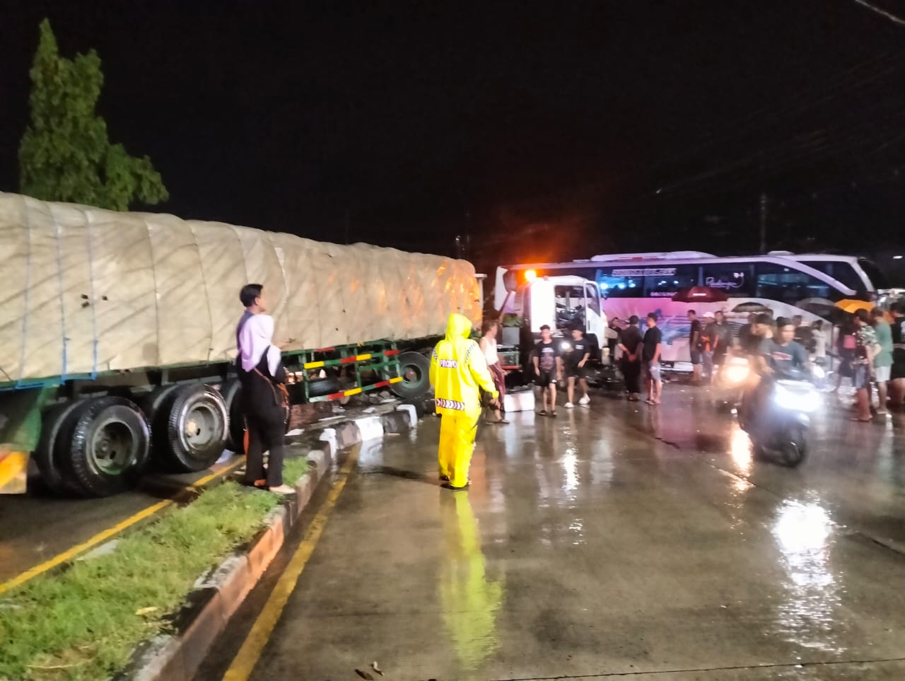 Truk Tronton Oleng di Jalur Lamongan-Tuban, Tabrak Median hingga Seret Bus dan Truk