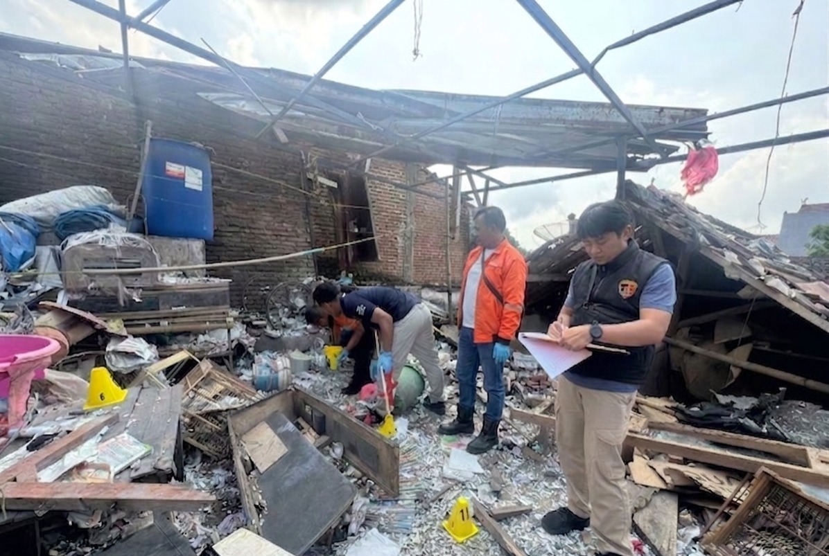 Pria di Malang Tewas Usai Ledakan Petasan di Dalam Rumah 17 Pria di Malang Tewas Usai Ledakan Petasan di Dalam Rumah