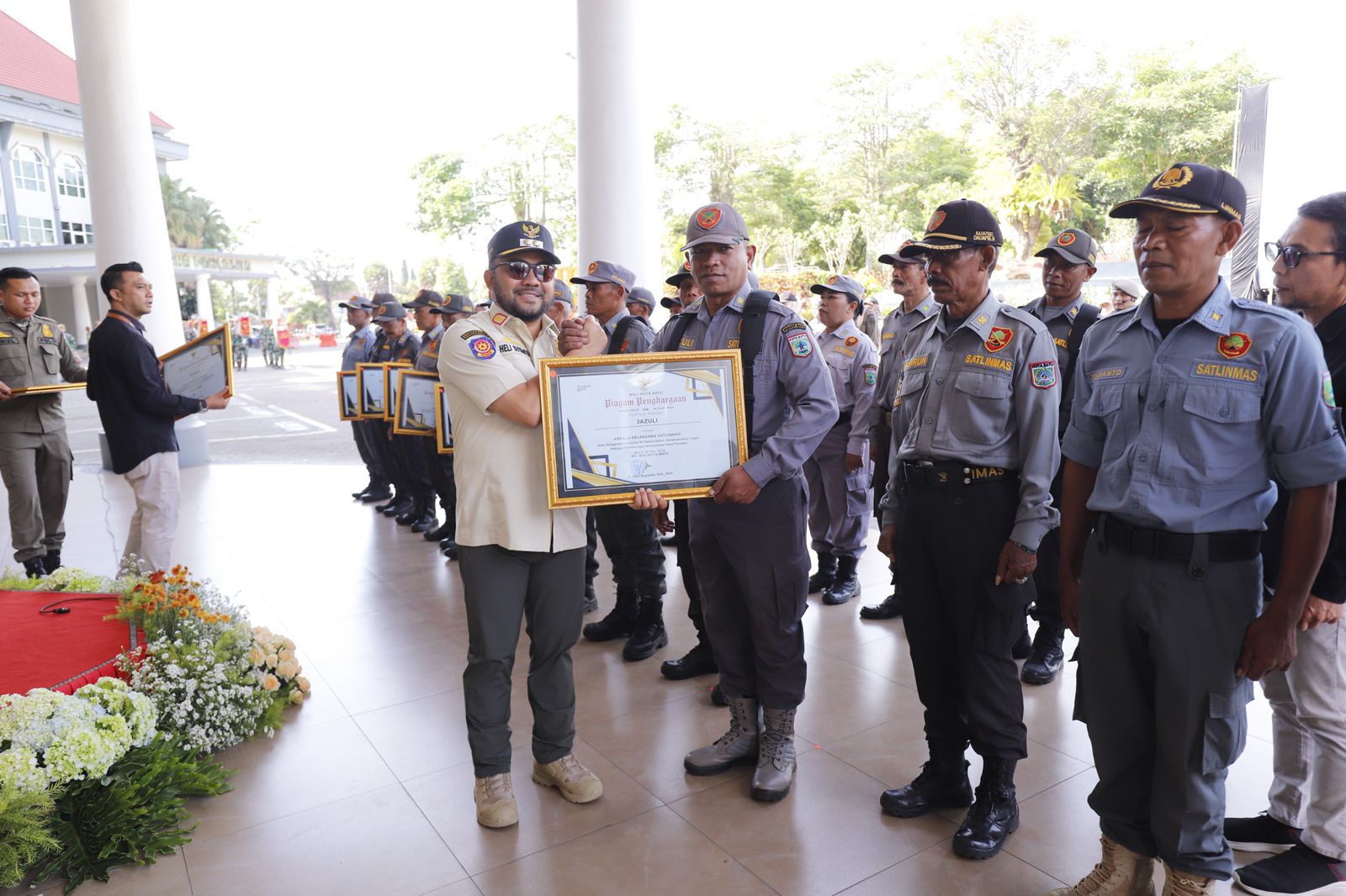 Satlinmas Kota Batu Diganjar Penghargaan Pengabdian 20 Tahun, Heli Suyanto Sebut Garda Terdepan Penjaga Kampung 3 Satlinmas Kota Batu Diganjar Penghargaan Pengabdian 20 Tahun, Heli Suyanto Sebut Garda Terdepan Penjaga Kampung