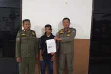 Pria Diduga Provokator di Video Viral Alun-Alun Sidoarjo Minta Maaf 7 Pria Diduga Provokator di Video Viral Alun-Alun Sidoarjo Minta Maaf