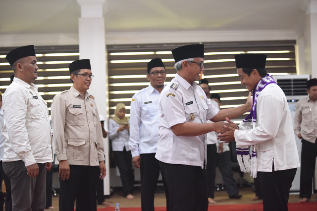 Gus Qowim Lepas 281 Jemaah Haji Kediri, Ingatkan Jaga Kesehatan dan Kekompakan 9 Gus Qowim Lepas 281 Jemaah Haji Kediri, Ingatkan Jaga Kesehatan dan Kekompakan