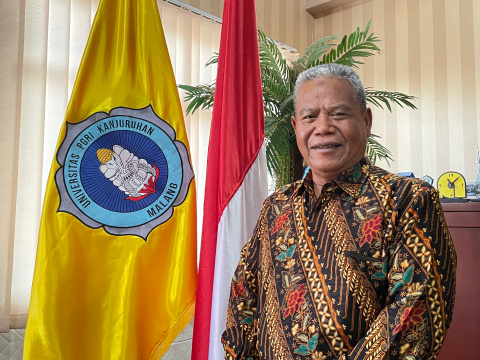 Raih Gelar Profesor Bidang Fisika, Rektor Unikama: Ilmu Pengetahuan Harus Membumi 4 Raih Gelar Profesor Bidang Fisika, Rektor Unikama: Ilmu Pengetahuan Harus Membumi