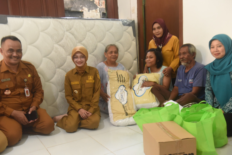 Gotong Royong Renovasi Rumah Tak Layak Huni, Walikota Kediri Fasilitasi Pendidikan Cucu Warga Pocanan