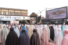 Polres Lamongan Gelar Sholat Idul Adha Bersama Warga di Mako Polres 16 Polres Lamongan Gelar Sholat Idul Adha Bersama Warga di Mako Polres