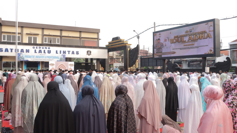 Polres Lamongan Gelar Sholat Idul Adha Bersama Warga di Mako Polres