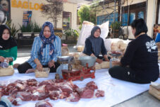 Kurangi Sampah Plastik, Polres Malang Bagikan Daging Kurban Menggunakan Besek Bambu 4 Kurangi Sampah Plastik, Polres Malang Bagikan Daging Kurban Menggunakan Besek Bambu