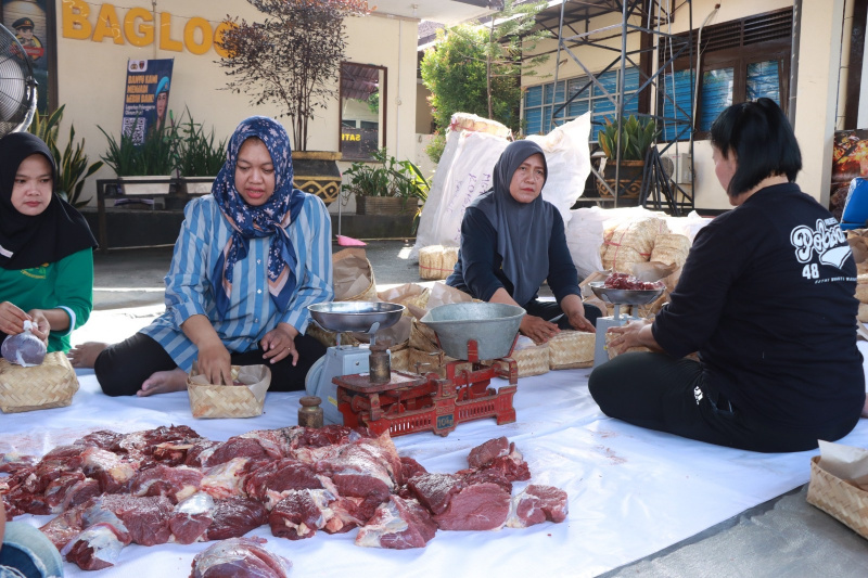 Kurangi Sampah Plastik, Polres Malang Bagikan Daging Kurban Menggunakan Besek Bambu