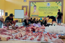 Golkar Kabupaten Kediri Sembelih 3 Sapi Kurban, Bagikan 500 Paket Daging 12 Golkar Kabupaten Kediri Sembelih 3 Sapi Kurban, Bagikan 500 Paket Daging