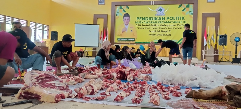 Golkar Kabupaten Kediri Sembelih 3 Sapi Kurban, Bagikan 500 Paket Daging
